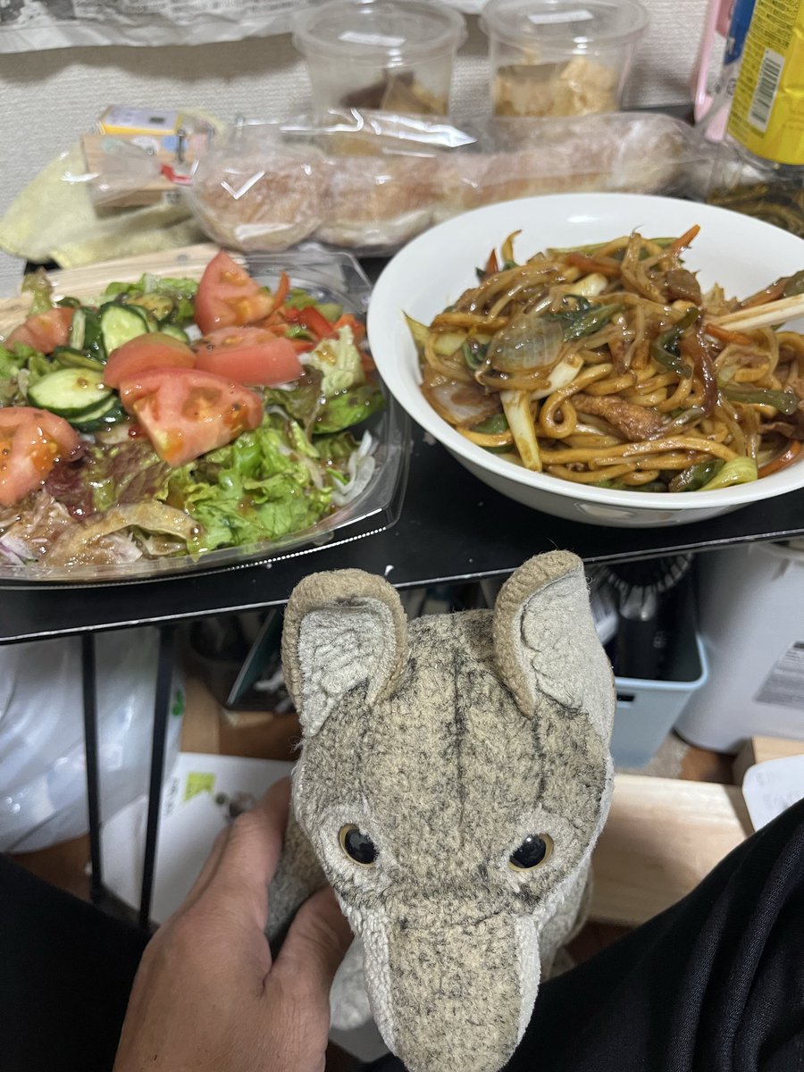 今日も焼きうどん
1玉まだあったから
青梗菜入り焼きうどん
イカとかえび🦑🦐、海鮮焼きうどんも美味しいけど
今度作ろう
ブロッコリー🥦などはも入れて
🥗マンダイ天王寺店でサラダ¥80安かったから、買った
レタスだけど
明後日バイト弁当🍱は唐揚げ🐔🍗作る
明日唐揚げ弁当の準備
後ウィンナーなども