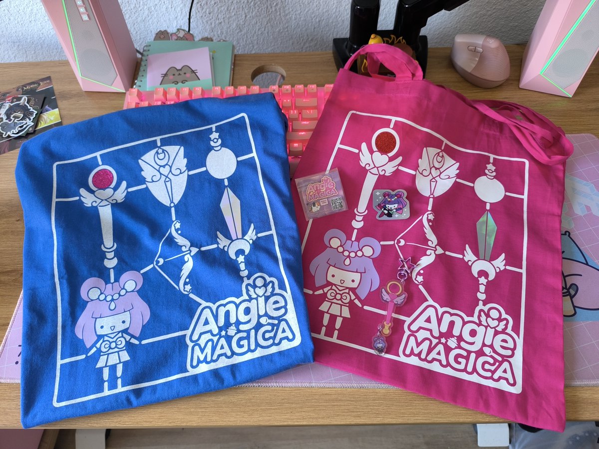 Retse_dev's tweet image. También me llevé todo el mercha de Angie Magica de @MangoProtocol porque es monísimo y me encanta. 

La totebag va a juego con mi habitación jeje