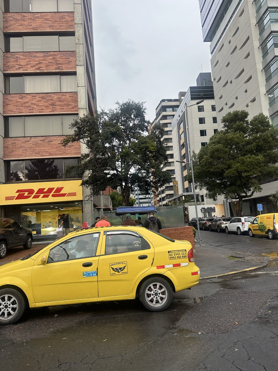 TwoDadsEc's tweet photo. @amcquito @AMT_Quito Está bien que las personas trabajen.. pero reguladamente.. Este puesto ambulante, que ocupa casi todo el ancho de la vereda, genera caos y hace que los vehículos se estacionen incorrectamente en plena esquina (Shirys y Suecia). ‼️ https://t.co/DNhMkGTBs3