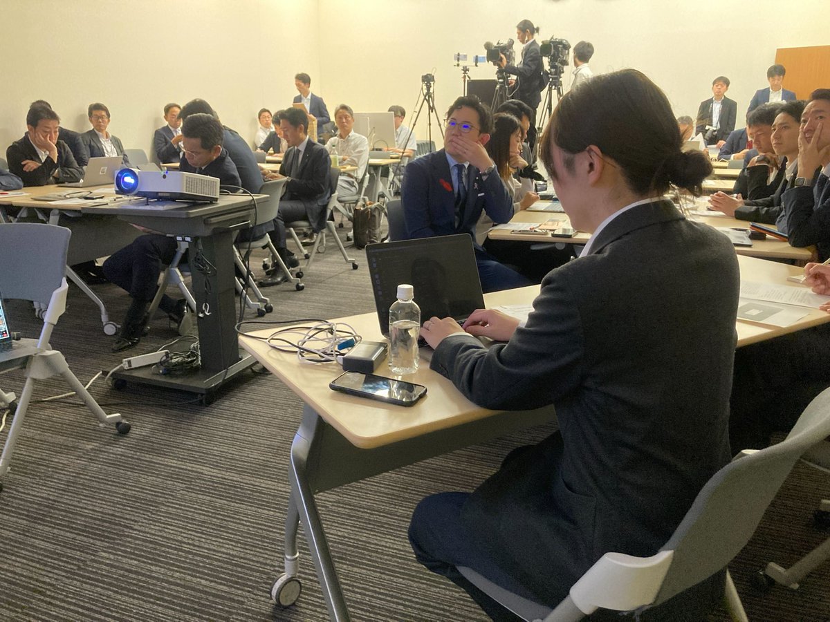 team_mirai_jp's tweet photo. ／
有権者の声を政治に届けるために 政治家ができることを考える 超党派勉強会を本日開催！ ＼

「国会運営のDX をどう進めるべきか」「AIの進化によって、政治をどのようにアップデートできるのか」AIの活用と民主主義のあり方について、与野党6党の超党派勉強会を開催しました。 https://t.co/4UKUhLKql4