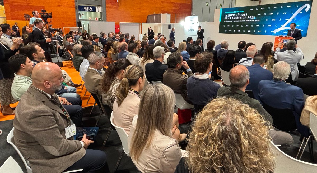 FArandaManzano's tweet photo. 🏆 #PREMIOSUNO | ¡Enhorabuena a los LÍDERES de la Logística 2025!

Mi más sincera enhorabuena a los siete premiados de esta nueva edición y, en especial, a @CruzRojaEsp, a cuya presidenta, Maria del Mar Pageo, he tenido el honor de hacer entrega de nuestro galardón honorífico: el ‘Premio Especial de la Logística 2025’.

🤝Quiero dar las gracias al vicepresidente primero de @CEOE_ES y presidente de @_CEIM_, @mgarridocierva, por acompañarme durante la clausura institucional del acto. Gracias también a los más de 200 asistentes que han participado en el encuentro; así como al patrocinador oficial de los #PremiosUNO, @MBenzEspana, por la confianza depositada un año más.
