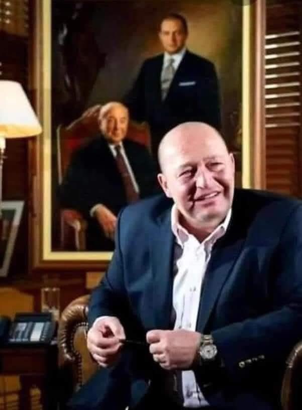 ADIYLA YAŞAYAN EFSANELER...

Koç grubunda müdür olan bir çalışan, işiyle ilgili olmayan ani bir hastalığa yakalanmıştı. 
Çok az ömrü kalmıştı. 
Koç grubu, çalışanının kısa zamanda vefat edeceğini bile bile belki kurtarılabilir diye, 
2 milyon TL. Çapa hastanesine bağış yaptı.