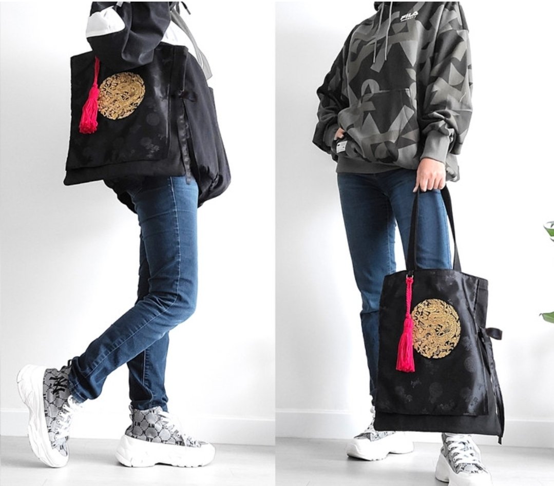 제 굿즈 중 가장 사랑받은 대취타 🐲용자수백이 4년전 오늘 출시되었어요! 혼자 뿌듯하고 울컥!😹
자축하는 의미로 대취타백 4주년 기념 할인행사! 4년전 보다 저렴하게 준비했습니다! 많관부!🙇‍♀️ 
📢witchform.com/deposit_form/9…

#RT 하신분 중 4분께 대취타백을 드려요~(당발 10.19)