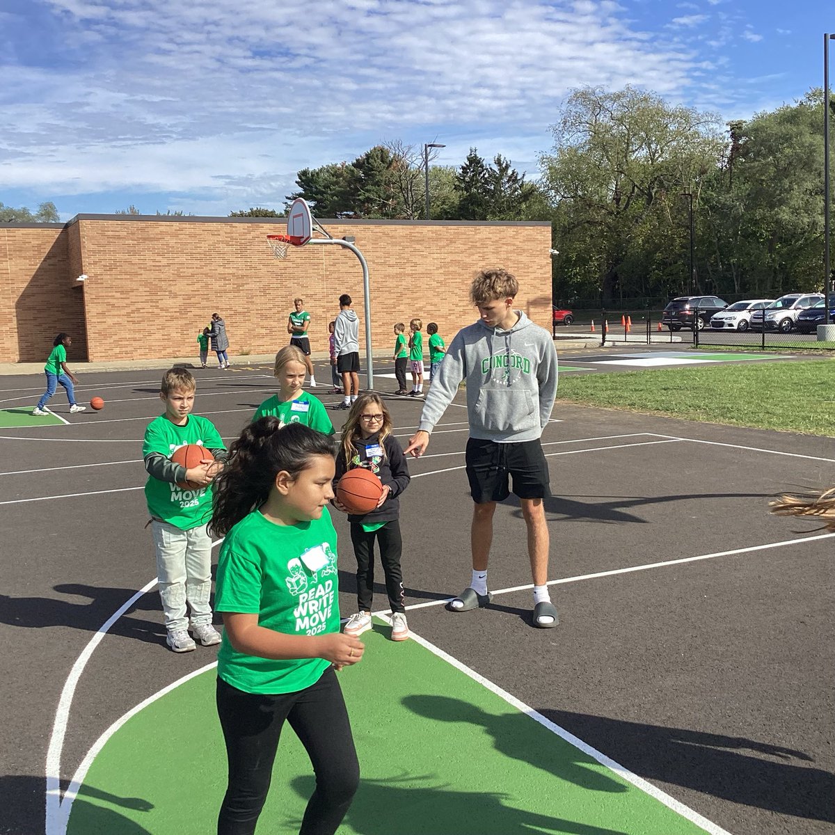 Concord_Hoops's tweet image. Thank you Concord South Side Elementary for inviting us to participate in your school wide Read, Write, Move program! We had a blast!

@MinutemenCHS @cminutemen