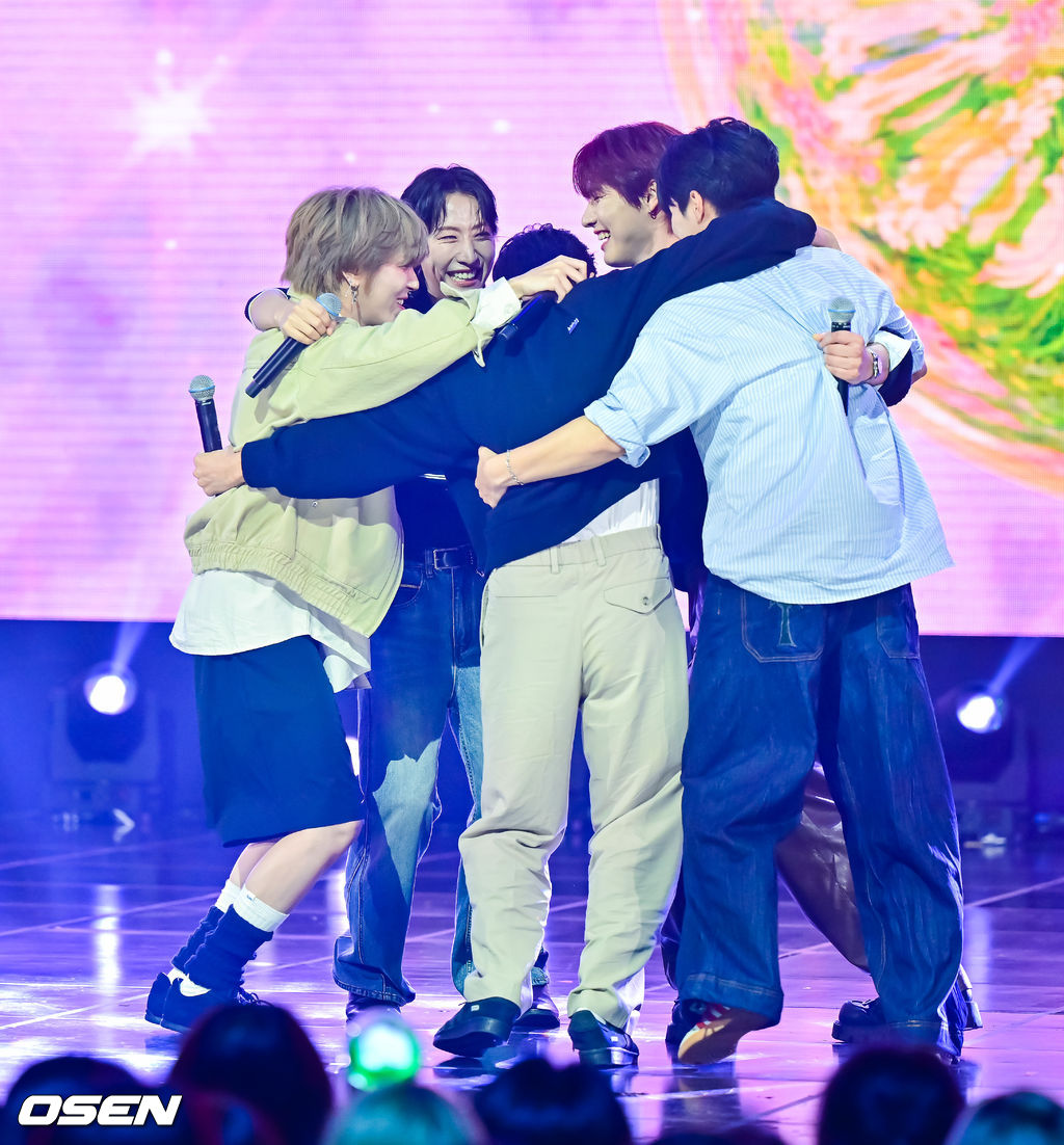 MooTomoon's tweet photo. Needing to find WEVE moots, ONEWE FIRST WIN YALL OMGGGGG ๐ฅ๐ฅ๐ฅ
#ONEWE1stWin #MAZE1stWin
#์์ #ONEWE #findingweve https://t.co/uWa2u9IRwy