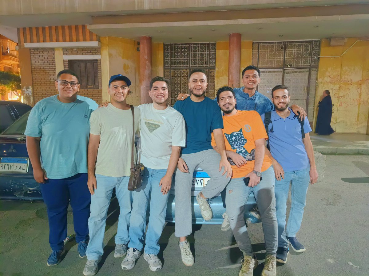 Atiff1392002's tweet photo. يارب تديم علينا الصحبه الي متغيرهاش وحاشه الدنيا ولا تنسيها الأيام ♥️♥️♥️ https://t.co/v8mszHWaf9