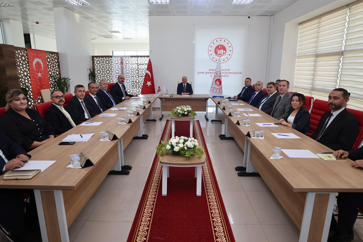 Valimiz Sn.<a href="/malikumbuzoglu/">Mehmet Ali Kumbuzoğlu</a>,
Çevre Şehircilik ve İklim Değişikliği
İl Müdürlüğünü ziyaret ederek, yapılan hizmetler ve yürütülen projeler hakkında İl Müdürümüz Sn.Murat Yılmaz’dan brifing aldılar.

Sn.Valimiz “Hizmetlerimiz insan odaklı ve memnuniyet esaslı olmalı” dediler.