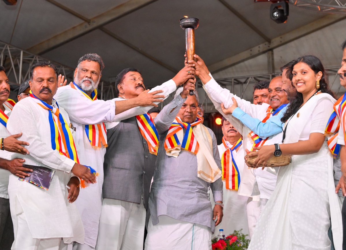 CMofKarnataka's tweet photo. ಮೈಸೂರು ಮಹಾರಾಜ ಕಾಲೇಜು ಆವರಣದಲ್ಲಿ ಇಂದು ರಾಜ್ಯ ಭಿಕ್ಖು ಸಂಘ, ಬೌದ್ಧ ಸಂಘ ಸಂಸ್ಥೆಗಳು, ಅಂಬೇಡ್ಕರ್ ವಾದಿ ಸಂಘ ಸಂಸ್ಥೆಗಳು ಹಾಗೂ ವಿಶ್ವಮೇತ್ರಿ ಬುದ್ಧವಿಹಾರದ ಸಂಯುಕ್ತಾಶ್ರಯದಲ್ಲಿ ಆಯೋಜಿಸಿದ್ದ "ಬೌದ್ಧ ಮಹಾ ಸಮ್ಮೇಳನ ಹಾಗೂ ಮಾನವ ಮೈತ್ರಿಯ ಪಯಣ" ವನ್ನು‌ ಮುಖ್ಯಮಂತ್ರಿ‌ @siddaramaiah ಅವರು ಉದ್ಘಾಟಿಸಿ, ಮಾತನಾಡಿದರು. https://t.co/VquaCjB0Up