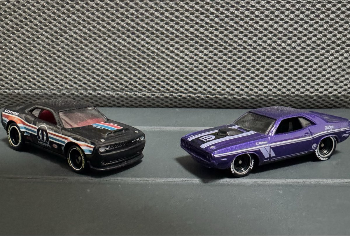 sw_diecast_cars's tweet photo. 新旧チャレンジャー！カスタム完了です！
(タイヤ変えただけですが笑)

HEMIにMOPARにアメ車好きにはたまらないですね、最高です😎

#HotWheels
#ホットウィール
#CustomHotWheels
#カスタム
#HEMI
#MOPAR
#Dodge
#Challenger https://t.co/M1YhKwp3E6