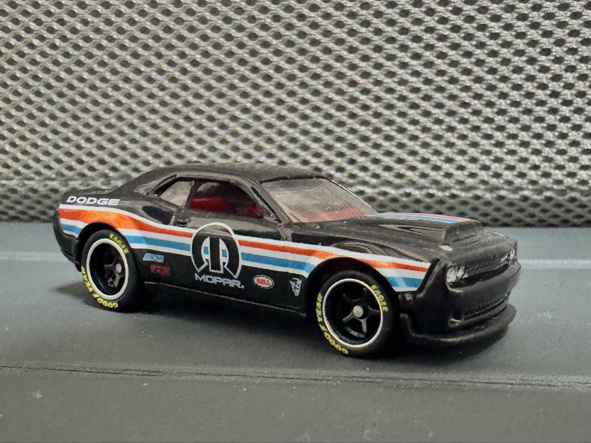 sw_diecast_cars's tweet photo. 新旧チャレンジャー！カスタム完了です！
(タイヤ変えただけですが笑)

HEMIにMOPARにアメ車好きにはたまらないですね、最高です😎

#HotWheels
#ホットウィール
#CustomHotWheels
#カスタム
#HEMI
#MOPAR
#Dodge
#Challenger https://t.co/M1YhKwp3E6