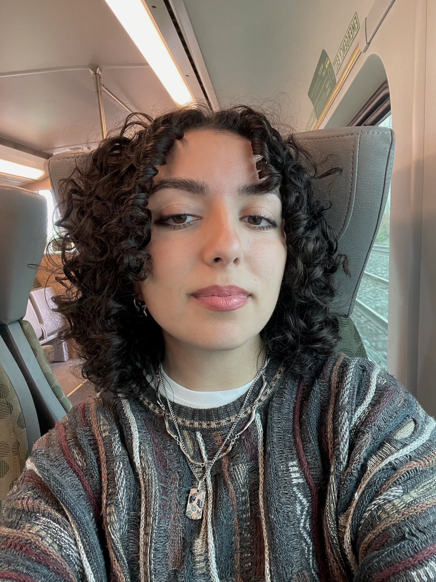 bigheadchloe's tweet photo. ladies if you hear a distant voice telling you to cut your hair you absolutely must under all circumstances listen to it it is god speaking to you himself https://t.co/aqYhIoqkSY