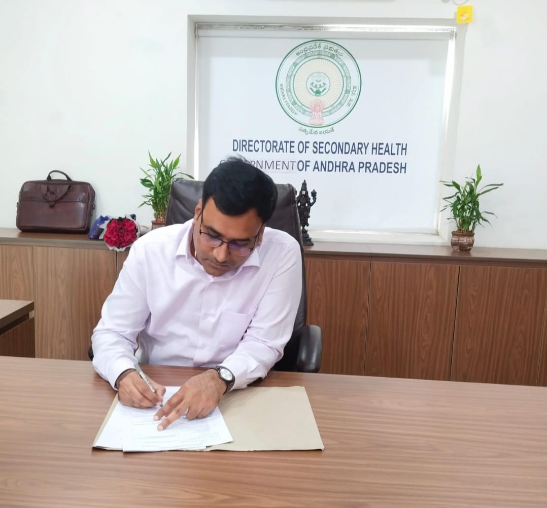 పత్రికా ప్రకటన
అమరావతి
15-10-2025
ఆంధ్రప్రదేశ్ సెకండరీ హెల్త్ నూతన డైరెక్టర్ గా శ్రీ కె.వి.యన్. చక్రధర్ బాబు I.A.S గురువారం నాడు తాడేపల్లిలోని రాష్ట్ర కార్యాలయంలో బాధ్యతలు స్వీకరించారు. విజిలెన్స్ అధికారి డాక్టర్ బిసికె నాయక్,