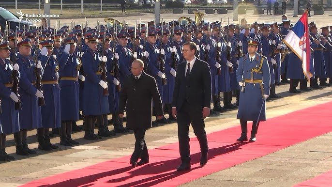 Za Ursulu je malo četa gardista ko za premijera!? Dodaj, ko za za brata Putina, ceo bataljon! Kad si izvisio za NIS nemoj slučajno da sad i kod Ursule izvisiš za 350 mil.€ .Utegni bre to za sat vremena,  taj REM i birački spisak. A vidim da si i buket pojačao! Lukavo.