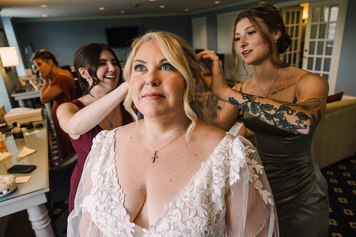 The most fun fall wedding celebration at @tidewaterinnweddings! @thetidewaterinn #laurasfocusphotography #laurasfocus #thetidewaterinn #tidewaterinn #tidewaterinnwedding #tidewaterinnweddings #easternshorewedding #easternshoreweddings #marylandwedding #fallwedding #fallweddings