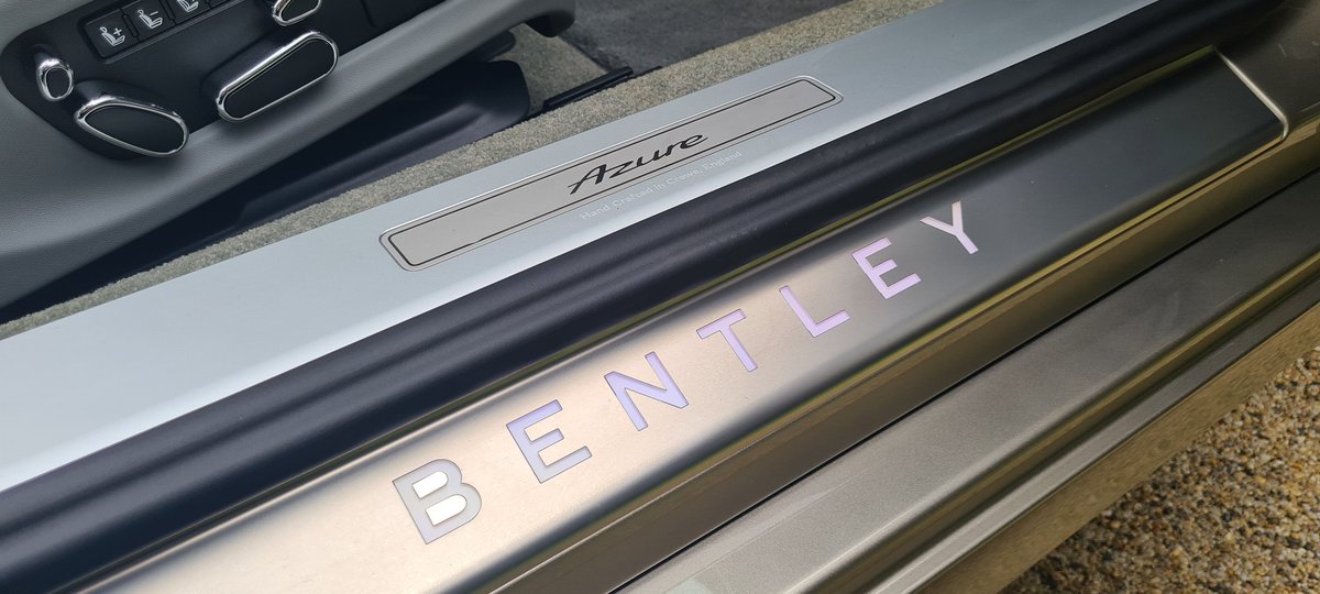 MttRbnsn's tweet image. Next up, this striking @BentleyComms #Continental #GTC #Azure. This has the High Performance Hybrid powertrain, so still a #V8 #PHEV, but running a 'mere' 680hp.

JEEVES! THIS IS *NOT* ENOUGH POWER! FETCH ME A MULLINER, PRONTO!

😉

#BentleyToybox