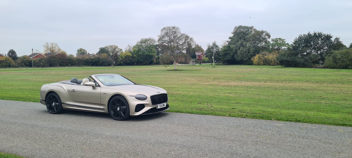 MttRbnsn's tweet image. Next up, this striking @BentleyComms #Continental #GTC #Azure. This has the High Performance Hybrid powertrain, so still a #V8 #PHEV, but running a 'mere' 680hp.

JEEVES! THIS IS *NOT* ENOUGH POWER! FETCH ME A MULLINER, PRONTO!

😉

#BentleyToybox