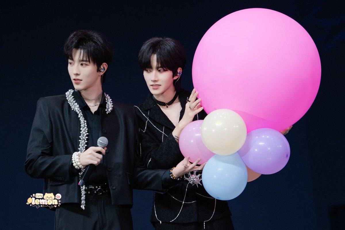 Lemonsmile7's tweet photo. 20251012 #星邱 shinning in BKK
🥰🥰🥰

D4 FOREVER HEARTS
#D4FerventBKK 
#Desire4ThailandFM 
#Desire4inBangkok
#EliotHuang #KipukaQiu 
#Xingqiu https://t.co/Vw03utqKzD
