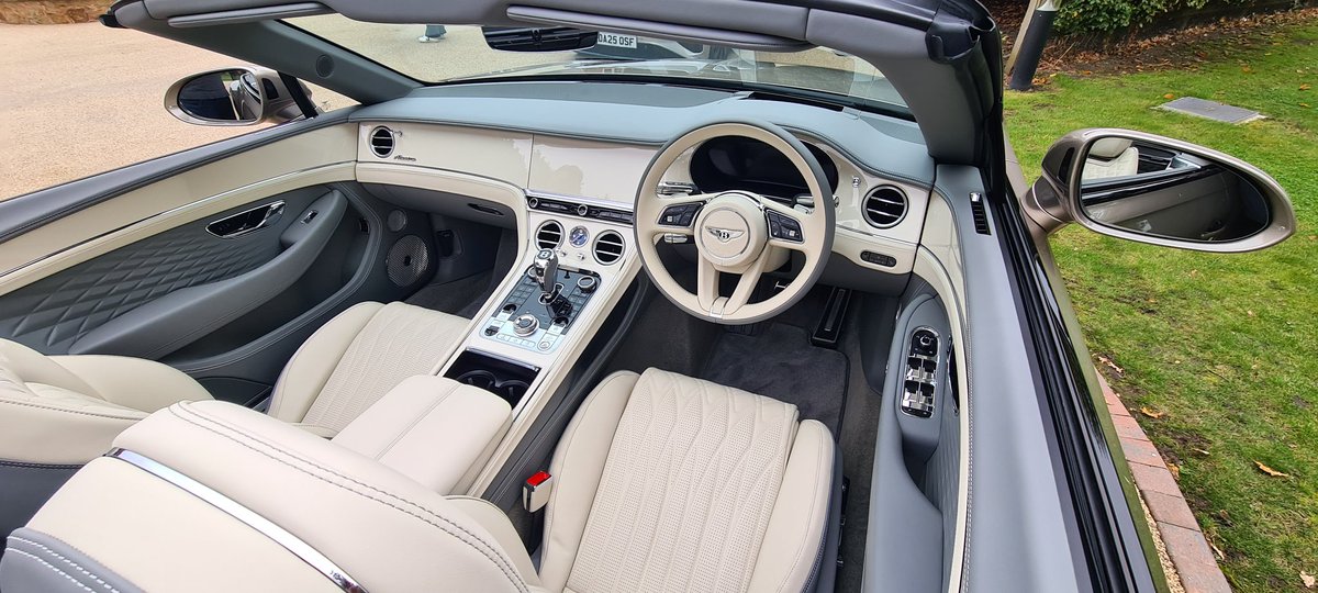 MttRbnsn's tweet image. Next up, this striking @BentleyComms #Continental #GTC #Azure. This has the High Performance Hybrid powertrain, so still a #V8 #PHEV, but running a 'mere' 680hp.

JEEVES! THIS IS *NOT* ENOUGH POWER! FETCH ME A MULLINER, PRONTO!

😉

#BentleyToybox