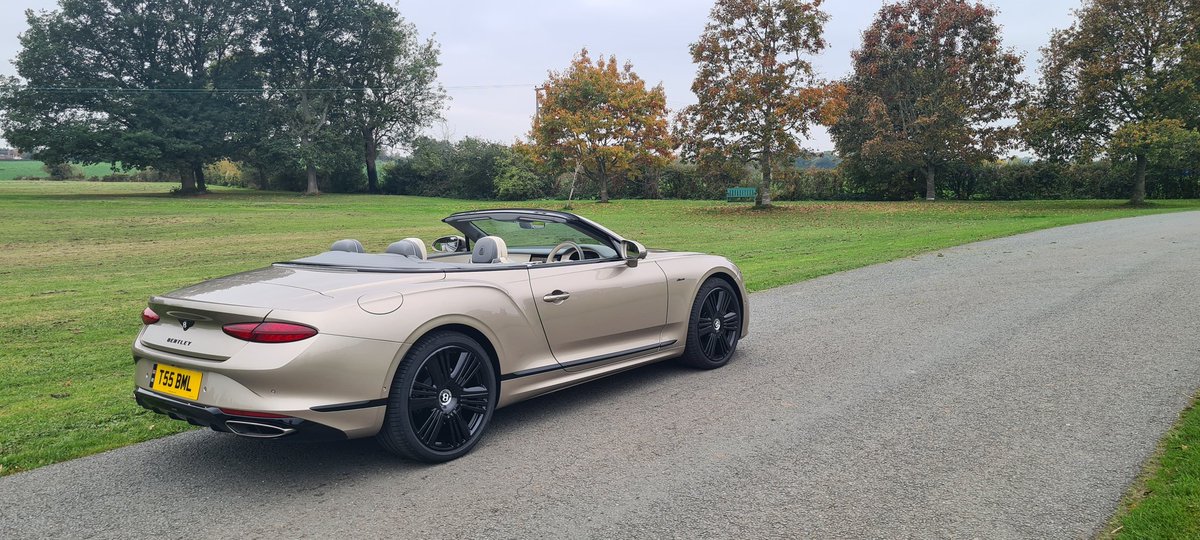 MttRbnsn's tweet image. Next up, this striking @BentleyComms #Continental #GTC #Azure. This has the High Performance Hybrid powertrain, so still a #V8 #PHEV, but running a 'mere' 680hp.

JEEVES! THIS IS *NOT* ENOUGH POWER! FETCH ME A MULLINER, PRONTO!

😉

#BentleyToybox