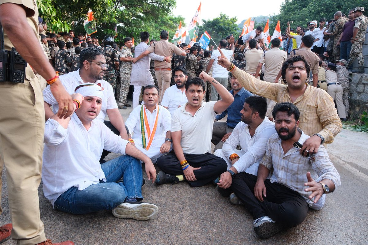 IYC's tweet photo. वाटर कैनन चलाओ, लाठिया चलाओ, बैरिकेडिंग लगाओ...हम डरने वाले नहीं है..

छत्तीसगढ़ की सड़कों पर गूंजा नारा,
'बिजली चोर, गद्दी छोड़'🔥

IYC अध्यक्ष @UdayBhanuIYC जी के नेतृत्व में छत्तीसगढ़ युवा कांग्रेस कार्यकर्ताओं ने किया कलेक्ट्रेट घेराव।

📍 छत्तीसगढ़ https://t.co/xWhP1Sfy5p