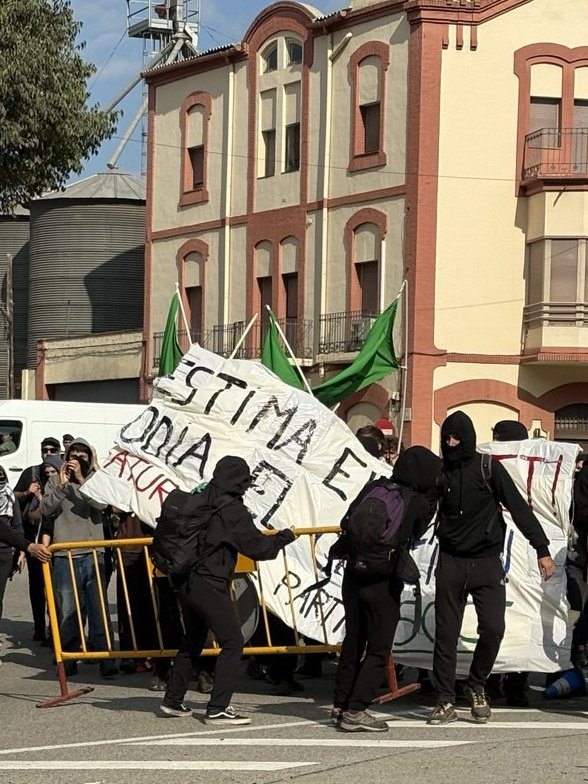 Vaga general a Manresa, als accessos al Congost, fent boicot a Israel i a l'equip del Hapoel. Mentrestant, els mossos carregant contra manifestants. Aquí, a Rubí, a Sants...

<a href="/socialistes_cat/">Socialistes PSC/❤</a> prou repressió contra qui defensa Palestina!

#AturemElPartit 
#VagaGeneralPalestina