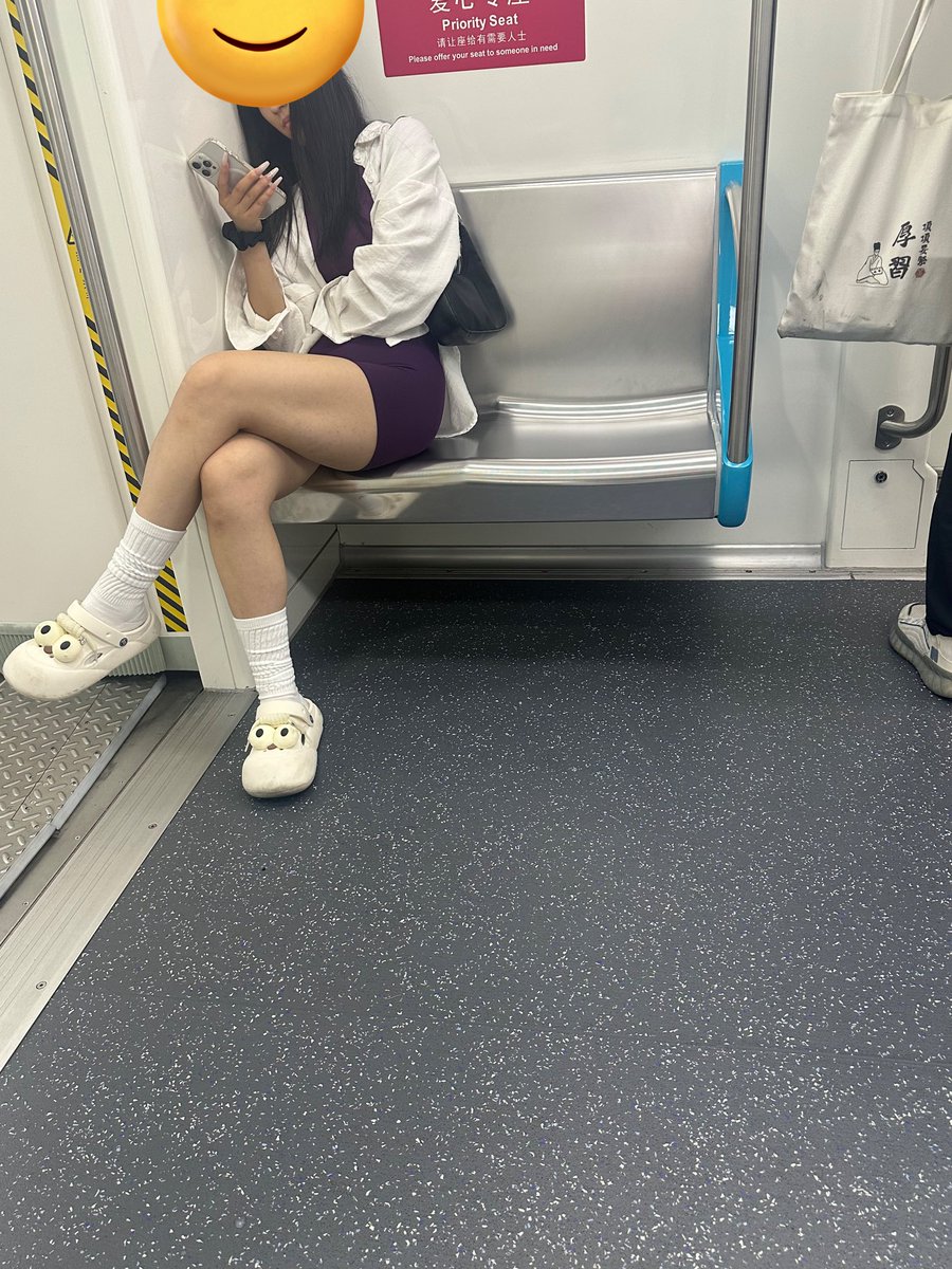 Fuckkizer001's tweet photo. 地铁上碰到的 绝美啊🫡🫡 https://t.co/7RQep9WIND