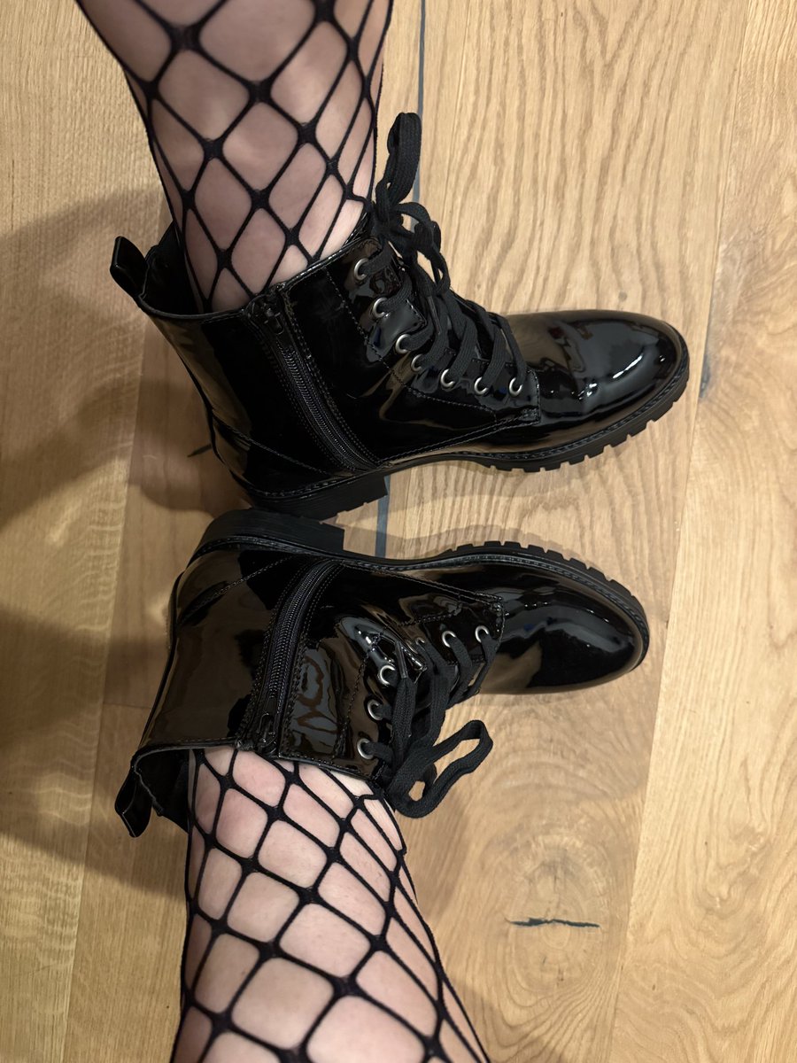 Sis_Anna96's tweet photo. New shoes for this lucky girl 😇omg i fell in love, hope ya all too! 😇 hope ofc u like the outfit as well hehe got distracted with the awesome shoes💅Kiss Anna😘
#sissy #sissygirl #sissyboy #femboy #transvestite #crossdresser #cd #newshoes #outfitcheck #ladyinblack #lgbt #pride https://t.co/s8jKolqGKv