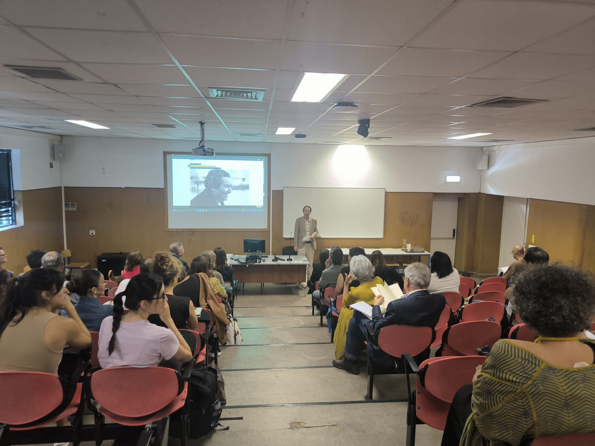 Este 13/10 se realizó el Coloquio "Gabriela Mistral 80 anos depois do Prémio Novel"  en la <a href="/nova_fcsh/">NOVA FCSH</a> , en la que académicos de la casa de estudios profundizaron sobre la vida y obra de la galardonada poetiza chilena.
 
✍️📗📙📘📕📖🪶🖋️

🇨🇱en 🇵🇹