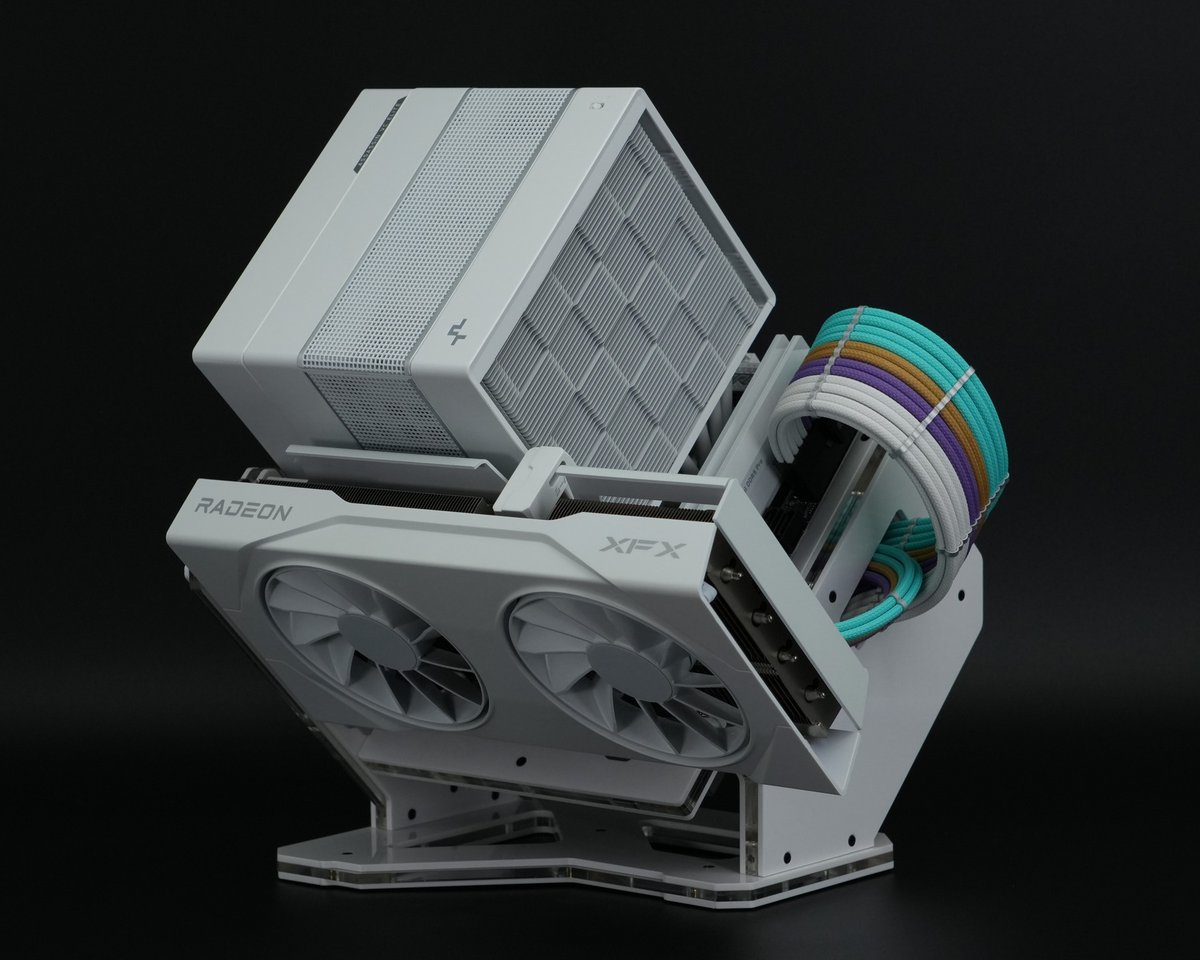 geeekstore's tweet image. Black or white? If you’re still on the fence, check out 17² Builds , you’ll know exactly what you want.
Credit: 17² Builds instagram.com/seventeen.squa…
#geeekcase #miniitx #openaircase #sff #sffpc