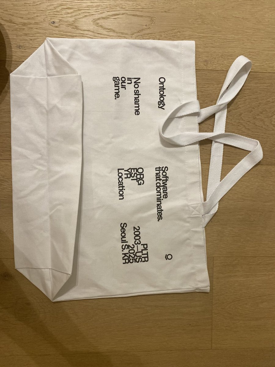 줄서서 사고 이런거 좋아하지 않는데 한번 가봄.
성수동이라 젊은 친구들이 많았고 회사 끝나고 간거라 늦게 가서 마지막 남은 M 득템함. 사실 선택의 폭이 없었음. 다 sold out이여서….
그래도 마음에 듬.

특히 미국의 제조업 부흥을 위해서 직접 만들고 판매하는거라고 하니
뜯깊은거 같고 가격도