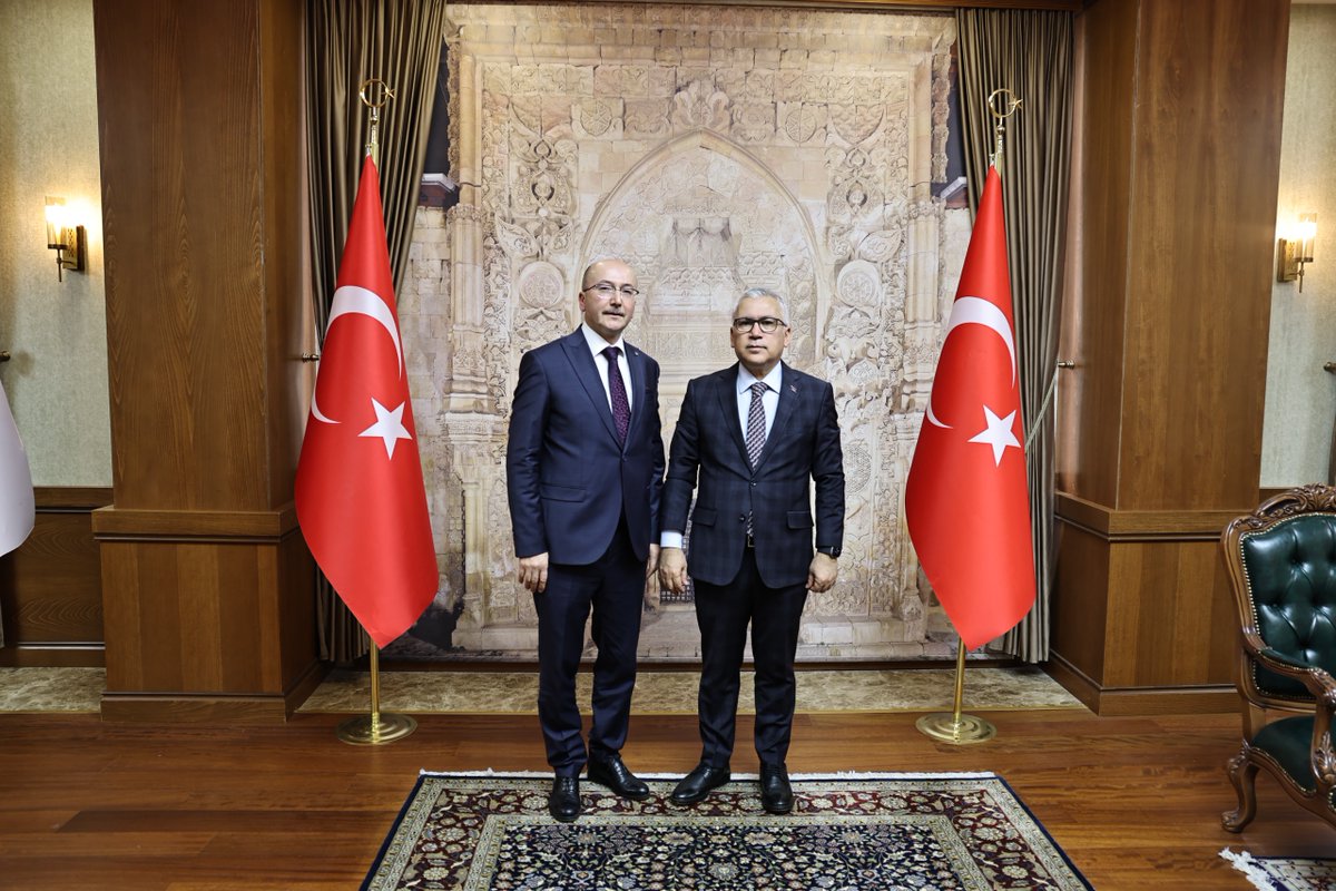 Devlet Malzeme Ofisi (DMO) Yönetim Kurulu Başkanı ve Genel Müdürü Şinasi Candan, Valimiz Sn. Yılmaz Şimşek'i makamında ziyaret etti.