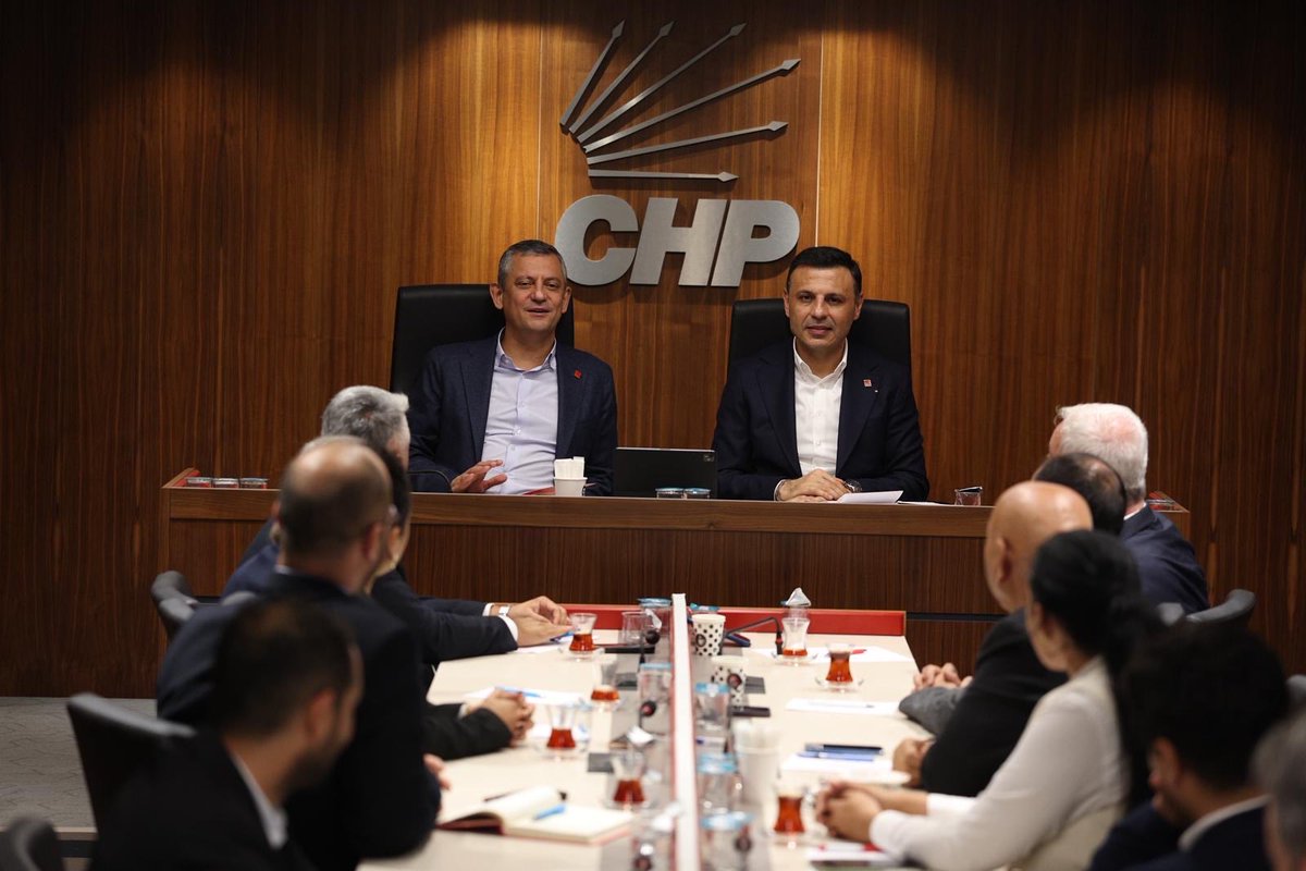 Genel Başkanımız Sayın Özgür Özel’in öncülüğünde, İstanbul ilçe başkanlarımızla bir araya geldik. 

Bir kişinin değil, ortak aklın değer gördüğü yönetim anlayışımızla önce yerelde sonra tüm Türkiye’de demokrasiyi yeniden inşa edeceğiz.