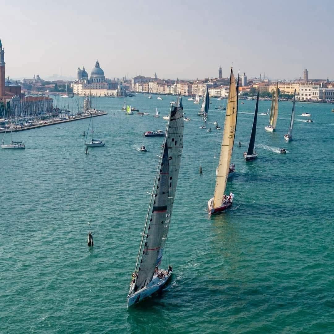 EnjoyRespectVe's tweet image. La prima, organizzata da Yacht Club Venezia, vedrà solcare le acque della #laguna MAXI YACHT abbinati ad alcuni tra gli ALBERGHI veneziani più importanti.

🔹 L'unica #regata AL MONDO che si disputa nelle acque interne di una città.