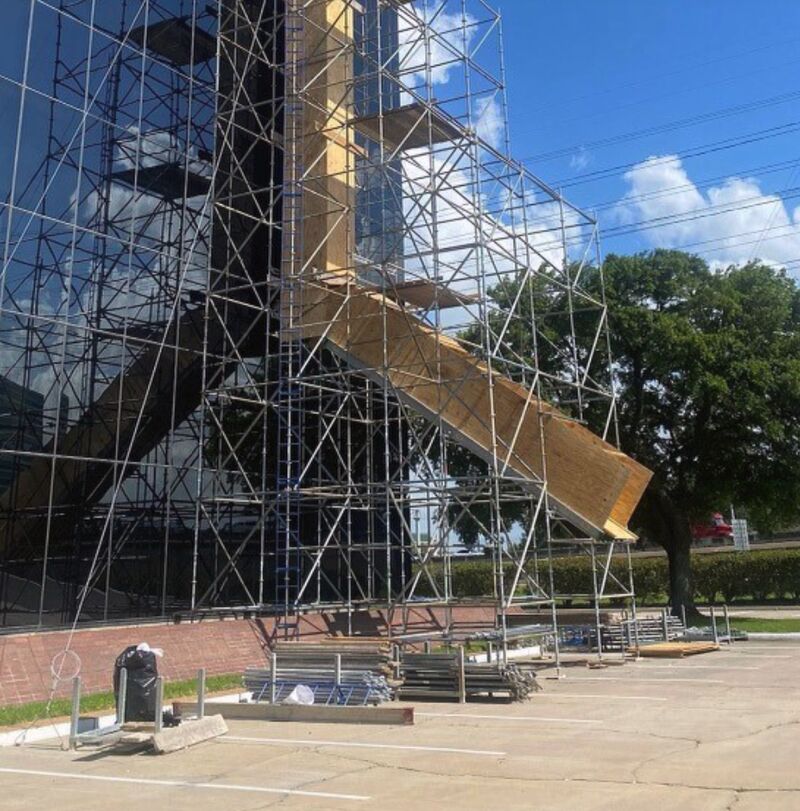 ScaffoldEng's tweet photo. 📍Houston, TX – Project Throwback
When TNT Equipment needed a scaffold to support a rooftop trash chute without tying into the building, we got creative.

Our solution? An anchored scaffold system stabilized with engineered guy wires — no wall ties required, no safety compromises https://t.co/JvSYRjZZKb