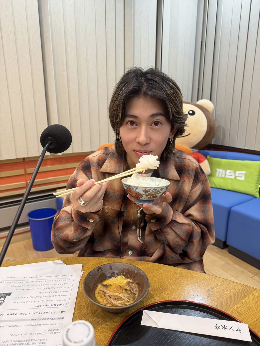 A_yantan1179's tweet photo. 今夜の担当は！

#Aぇǃgroup
#末澤誠也 
#小島健 

久しぶりの生放送。

放送前にも食べ、
放送中にも食べ、

「ヤンタンはこういう時いいなと思う」

と完全に食につられて
いい感じのコメントをする2人。

今夜も胃袋を掴まれた2人と最後まで
「#Aぇヤンタン」で
たくさんポストをお願いします！！ https://t.co/vqGbJgysiG