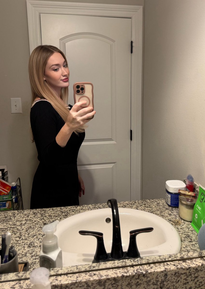 RoamingKam's tweet image. Same girl. Same bathroom. Different mentality.