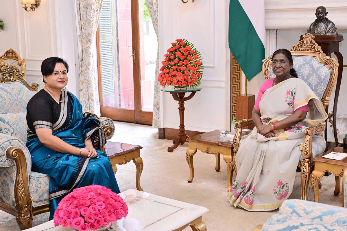 Ambassador-designate of India to the State of Kuwait Smt. Paramita Tripathi called on Hon'ble President of India Smt. Droupadi Murmu at Rashtrapati Bhavan today and received her letter of credentials. 

Ushering in new momentum in the shared journey between 🇮🇳 and 🇰🇼
<a href="/MOFAKuwait/">وزارة الخارجية</a>