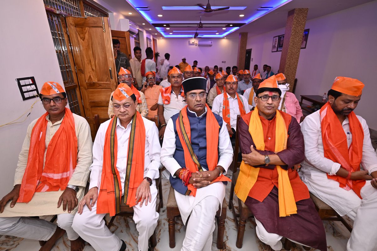 VishvasSarang's tweet photo. बिहार में एक बार फिर एनडीए सरकार! 

आज सारण जिले के तरैया विधानसभा के बूथ क्रमांक 108 में आदरणीय प्रधानमंत्री श्री @narendramodi जी के साथ ‘मेरा बूथ सबसे मजबूत’ ��ार्यक्रम के अंतर्गत बिहार के कार्यकर्ताओं के संवाद में सम्मिलित हुआ।

इस अवसर पर मंत्री (छत्तीसगढ़) श्री @LakhanLalDewan1 जी, तरैया विधायक एवं भाजपा प्रत्याशी श्री जनक सिंह जी, सारण जिला प्रभारी श्री ��्रवीण यादव जी सहित जिला कार्यकारिणी सदस्य, विधानसभा प्रभारी, संयोजक, मंडल अध्यक्ष, बूथ अध्यक्ष श्री अभिनव कुमार सिंह, महामंत्री एवं ऊर्जावान कार्यकर्ता उपस्थित रहे।

#NDA4Bihar
#मेरा_बूथ_सबसे_मजबूत