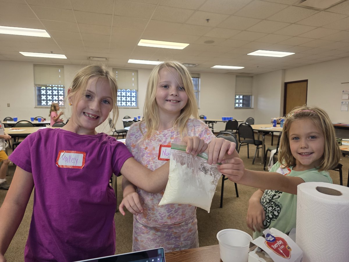 druryprecollege's tweet photo. We all scream for Ice Cream during Fallscape! After a big day of learning 1st and 2nd graders took liquids, mixed them, and turned them into solid ice crystals! Deli😁cious! https://t.co/qymCpf4wJv