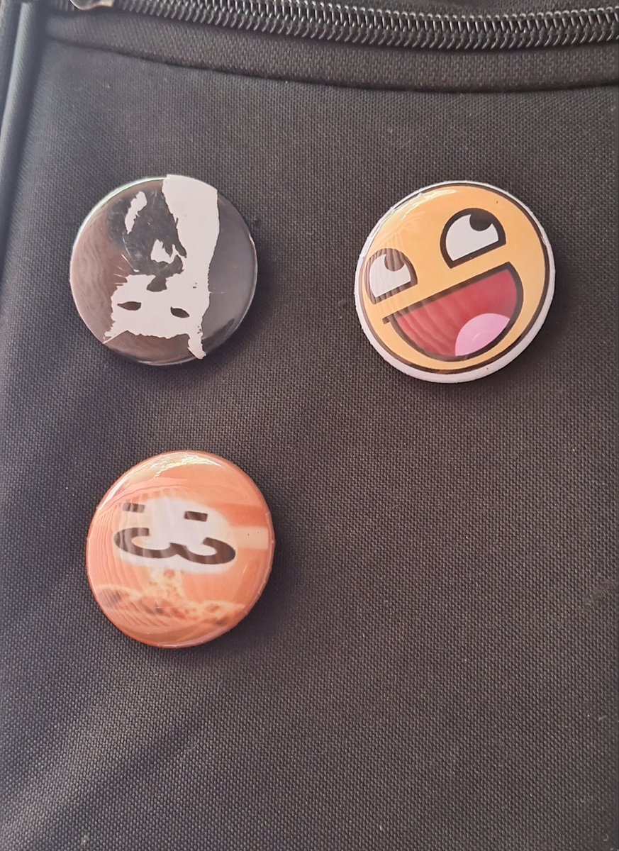 eu sou amostraded pq eu tenho bottons na minha mochila ahhahahaha