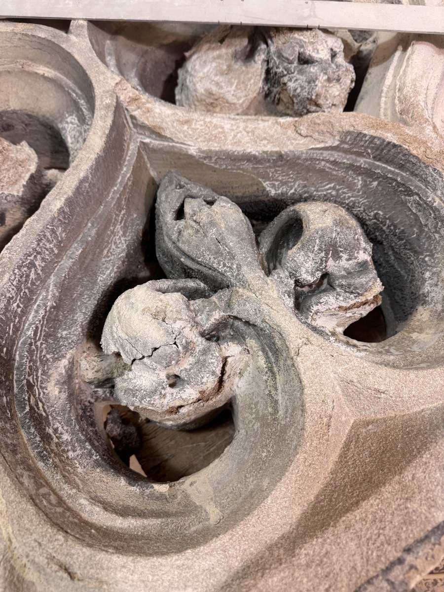 RDmpnXKkjqGTSdg's tweet image. メキシコで誰かが彫った(二枚目)のがダメ出しされて、うちで再彫刻の依頼。もうすでにオリジナルより小さいのに、、、。さてどこまでマシにできるものだろうか？
　一枚目がオリジナル。