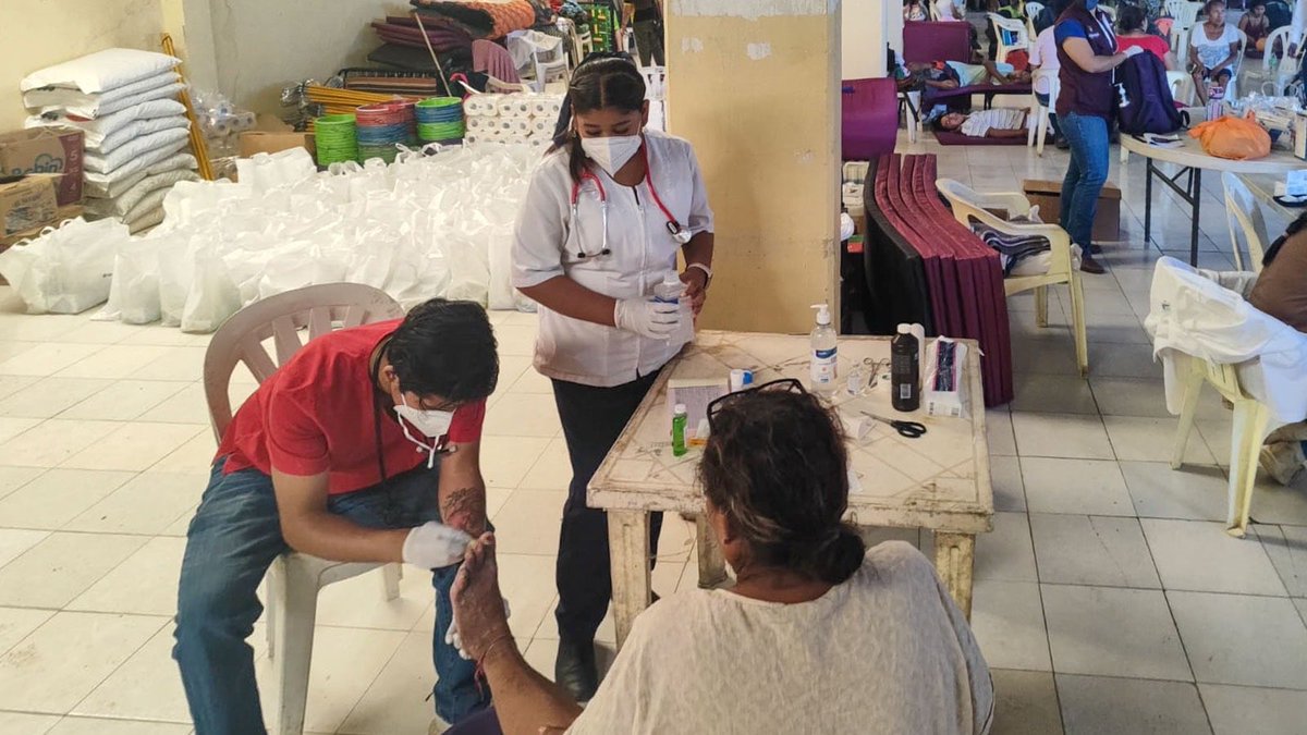 Mientras la derecha rancia lucra con el dolor y se muestra en su cinismo, el personal de salud —médicas, médicos, enfermeras, vacunadoras— una vez más ponen el ejemplo con acciones, sosteniendo la vida. 

Un especial reconocimiento por llevar la bata al territorio.

📷 Personal