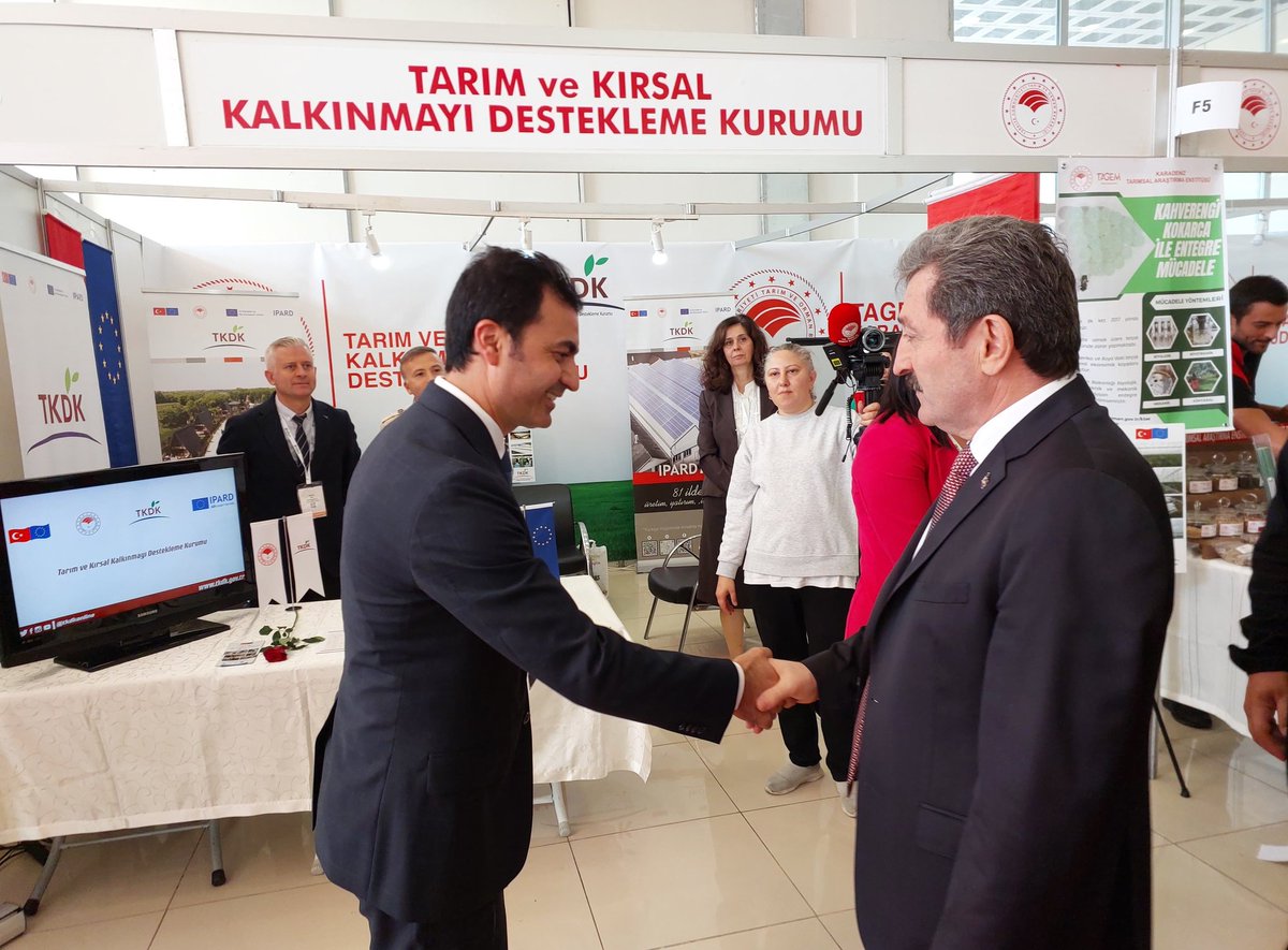 TKDKSamsun's tweet image. 10. #Samsun #Tarım, Hayvancılık ve Teknolojileri Fuarı&apos;nda Kurumumuz standını ziyaret eden Valimiz Sn. Orhan Tavlı, İl Koordinatörümüz Yusuf Özbey&apos;den başta #OSB&apos;lerde finanse ettiğimiz tesisler olmak üzere, yürütmekte olduğumuz çalışmalar hakkında bilgi aldı. 
#TKDK🇹🇷🇪🇺 #Proje