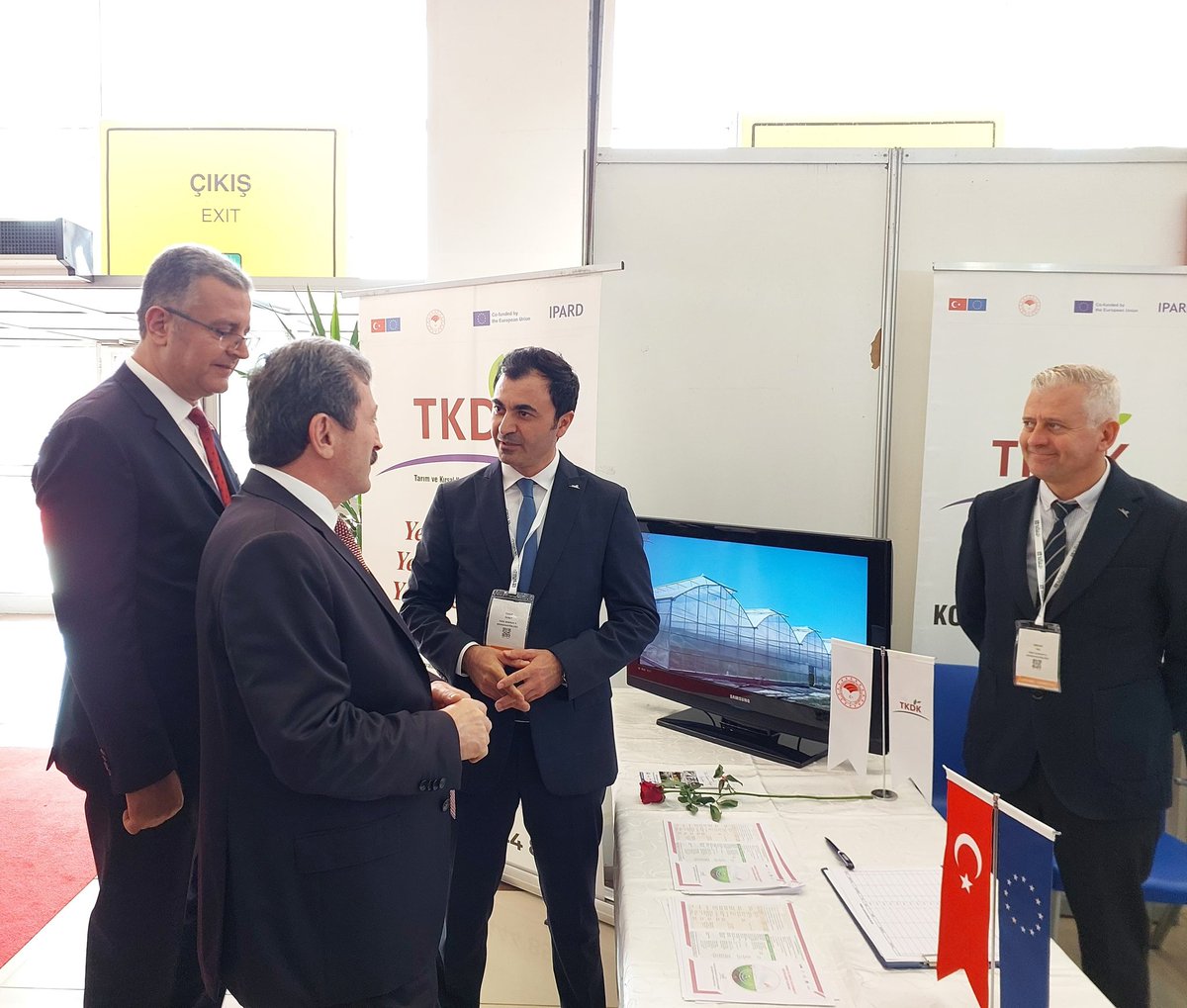 TKDKSamsun's tweet image. 10. #Samsun #Tarım, Hayvancılık ve Teknolojileri Fuarı&apos;nda Kurumumuz standını ziyaret eden Valimiz Sn. Orhan Tavlı, İl Koordinatörümüz Yusuf Özbey&apos;den başta #OSB&apos;lerde finanse ettiğimiz tesisler olmak üzere, yürütmekte olduğumuz çalışmalar hakkında bilgi aldı. 
#TKDK🇹🇷🇪🇺 #Proje