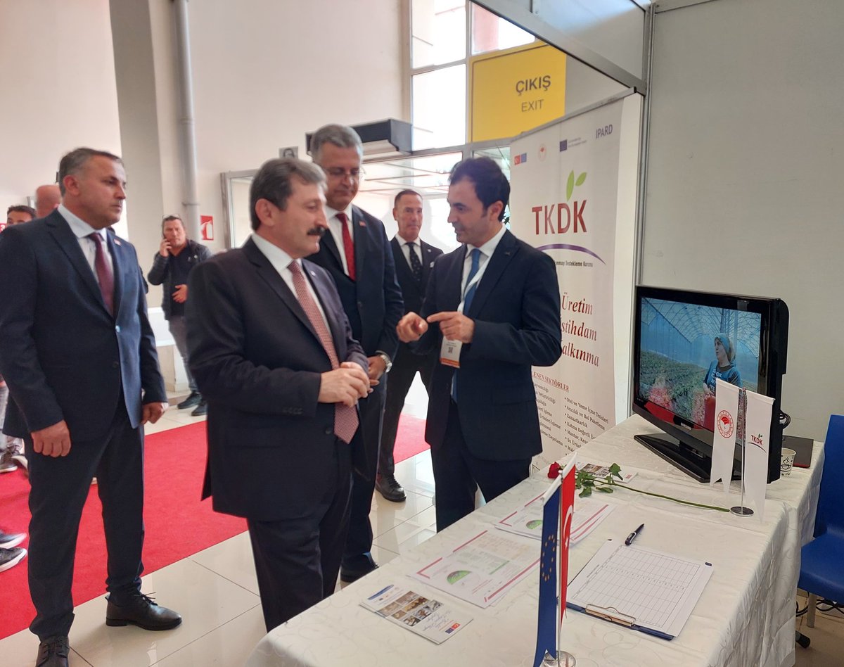 TKDKSamsun's tweet image. 10. #Samsun #Tarım, Hayvancılık ve Teknolojileri Fuarı&apos;nda Kurumumuz standını ziyaret eden Valimiz Sn. Orhan Tavlı, İl Koordinatörümüz Yusuf Özbey&apos;den başta #OSB&apos;lerde finanse ettiğimiz tesisler olmak üzere, yürütmekte olduğumuz çalışmalar hakkında bilgi aldı. 
#TKDK🇹🇷🇪🇺 #Proje