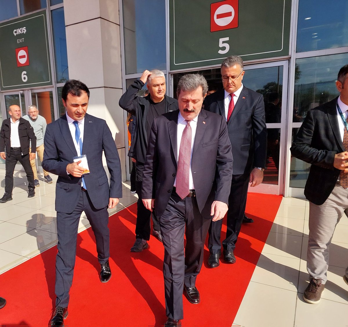 TKDKSamsun's tweet image. 10. #Samsun #Tarım, Hayvancılık ve Teknolojileri Fuarı&apos;nda Kurumumuz standını ziyaret eden Valimiz Sn. Orhan Tavlı, İl Koordinatörümüz Yusuf Özbey&apos;den başta #OSB&apos;lerde finanse ettiğimiz tesisler olmak üzere, yürütmekte olduğumuz çalışmalar hakkında bilgi aldı. 
#TKDK🇹🇷🇪🇺 #Proje