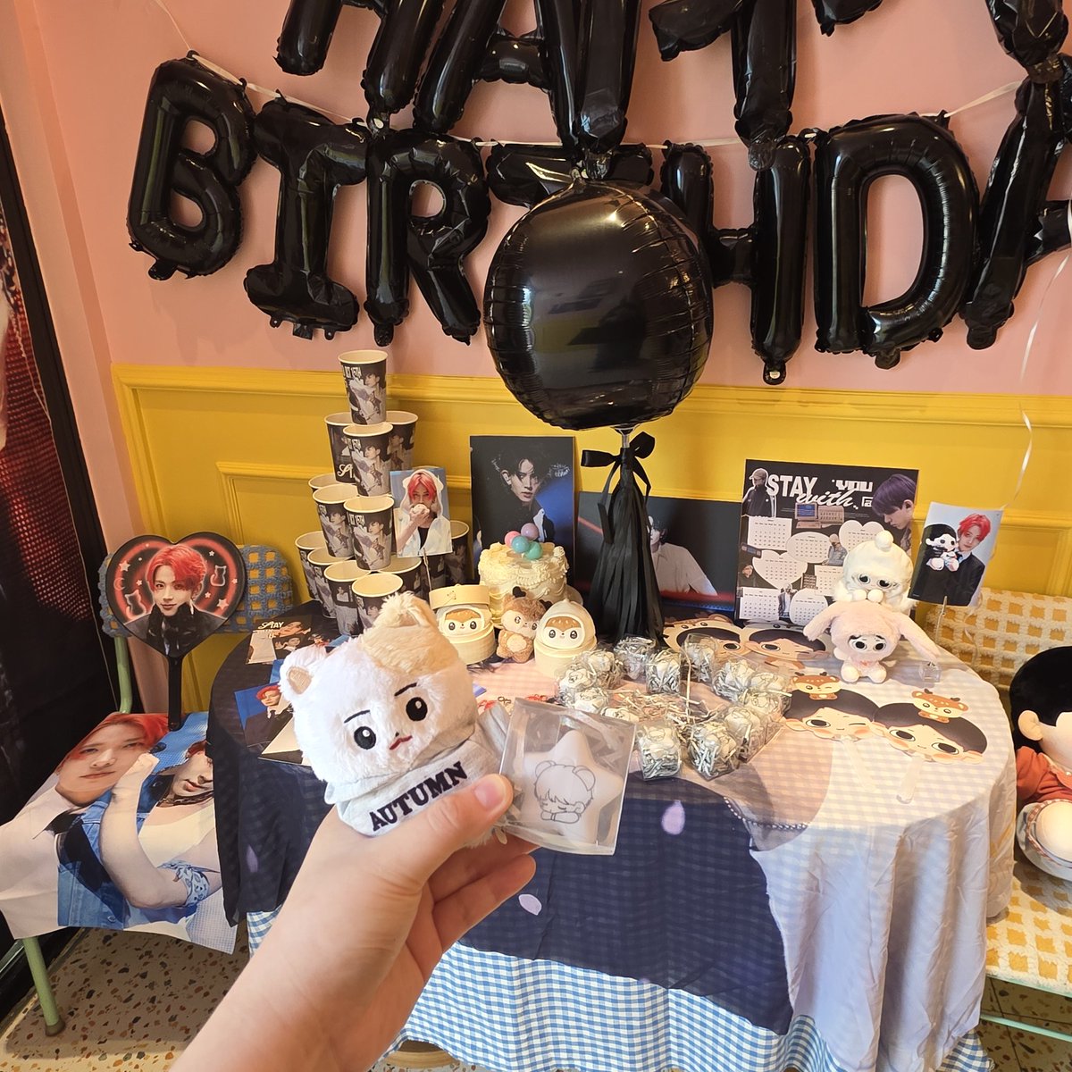 EN_HS_0's tweet image. 다음은 메르시 쿠키...🤞 진짜 메르시는 갈때마다 핑크핑크해서 여자가 되는 기분... 디피 해놓으신것도 넘 귀엽고 가면서 3등 별조명 꼬옥... 가지고싶었는데
가졌습니다...🩷 실물이 존예에요... 진짜 방 조명 이거로 싹 바꾸고 싶을정도...🩷

#stay_with_heeseung