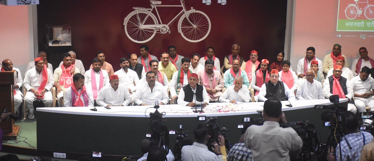 समाजवादी पार्टी, उत्तर प्रदेश
19, विक्रमादित्य मार्ग, लखनऊ
प्रकाशन/प्रसारण हेतु-    
दिनांक 15.10.2025
    समाजवादी पार्टी के राष्ट्रीय अध्यक्ष एवं पूर्व मुख्यमंत्री श्री अखिलेश यादव ने कहा है कि भाजपा सरकार किसानों की जमीन और फसल की लूट कर रही है। इस सरकार के नौ साल में भाजपा के