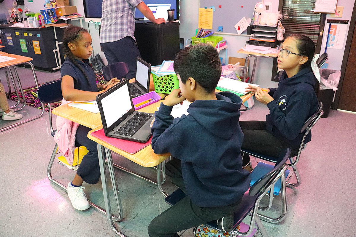 FrontierSchools's tweet image. Our #FSIMiddle Tigers are having a great day at school! 🐯

From engaging lessons to lots of smiles, we love seeing our students learning, growing, and having fun together every day. 🙌📚

#FrontierSchools #SchoolDay