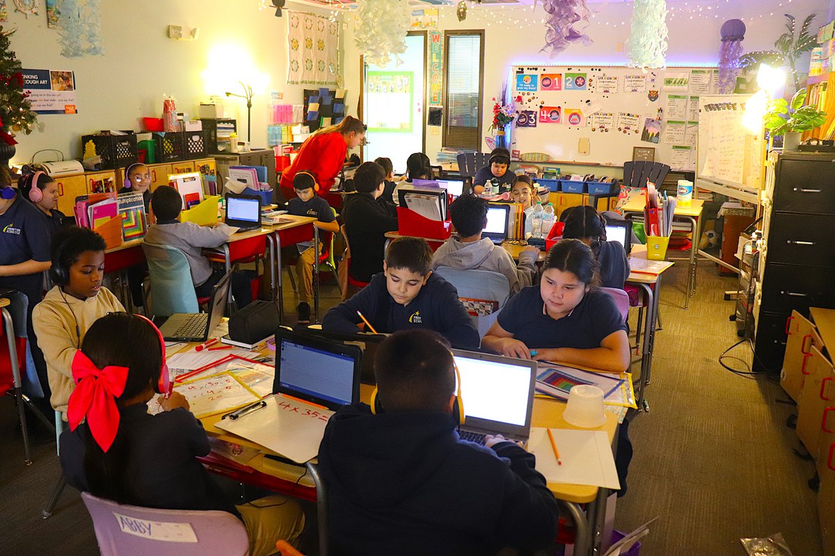 FrontierSchools's tweet image. Our #FSIMiddle Tigers are having a great day at school! 🐯

From engaging lessons to lots of smiles, we love seeing our students learning, growing, and having fun together every day. 🙌📚

#FrontierSchools #SchoolDay